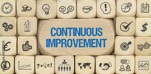 Fotografía Continuous Improvement / Würfel mit Symbole