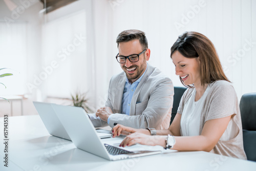 Plakat Dwóch przedsiębiorców razem siedzi w biurze