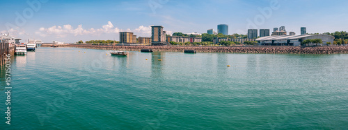 Fotomural The Darwin waterfront is a popular place for restaurants, shops, water sports, and cruise ships in the capital city of the Northern Territory, Australia