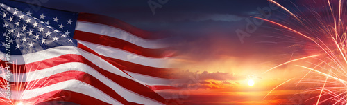 Fotomural American Celebration - Usa Flag And Fireworks At Sunset