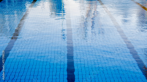 Zdjęcie XXL Szczegół olimpijski pływacki basen w plenerowym centrum sportowym. Zwykle jest używany do pływania lub innych sportów wodnych i aktywności