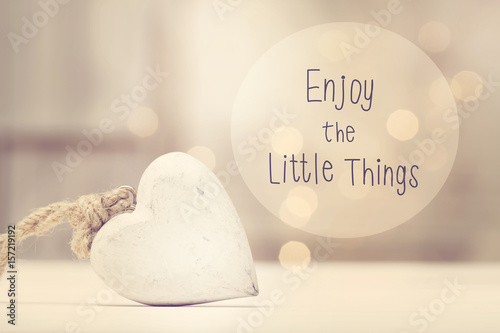 Fotomural Disfrute el mensaje The Little Things con un corazón blanco
