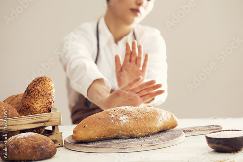 Zdjęcie XXL Kobieta odmawia zjeść biały chleb