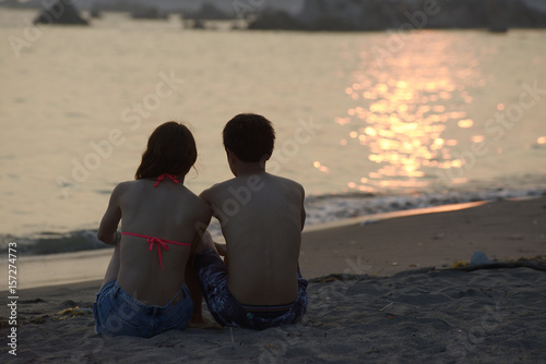 夕日の海で寄り添うカップルのシルエット Buy This Stock Photo And Explore Similar Images At Adobe Stock Adobe Stock 夕日の海で寄り添うカップルのシルエット Buy This Stock Photo And Explore Similar Images At Adobe Stock Adobe Stock