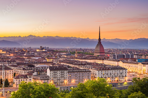 Fotografía Cityscape of Torino (Turin, Italy) at dusk with colorful moody sky