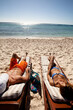 couple en maillot de bain allongé à la plage 
