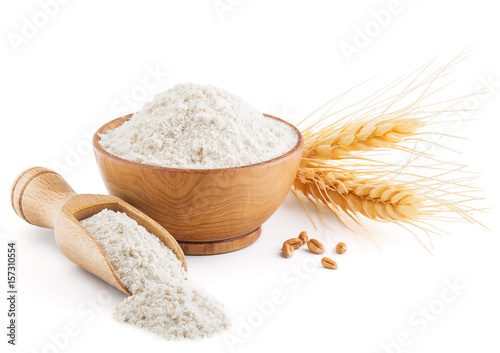 Fotomural Whole grain wheat flour and ears isolated on white
