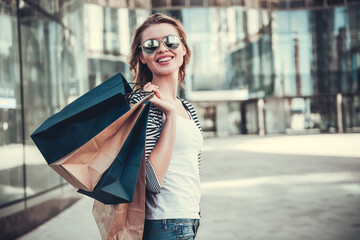 Canvas Print - Girl doing shopping