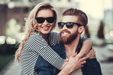 Poster - Couple walking in city