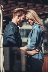 Poster - Couple walking in city