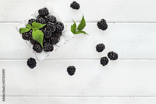 Fotografija Overhead shot of fresh blackberry fruit over white wood table top