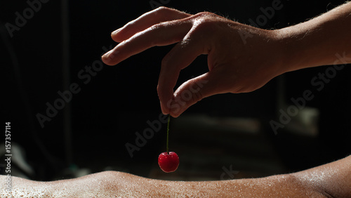 Plakat Seksowna para. Owoc wiśniowego lata. Seksowna gra erotyczna. Bdsm