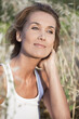 © plprod - portrait d'une femme blonde dans les champs