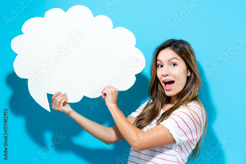Photo Young woman holding a speech bubble