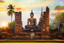 Wat Mahathat Temple At Sukhothai Historical Park, A UNESCO World Heritage Site In Thailand