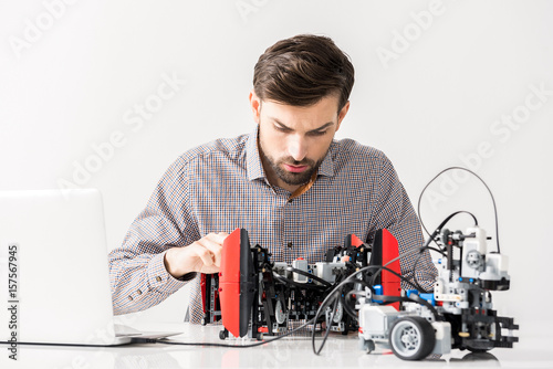 Cuadros en Lienzo Smart bearded engineer working with gadget