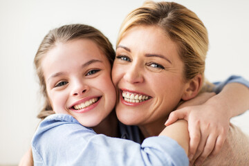 Canvas Print - happy smiling family hugging