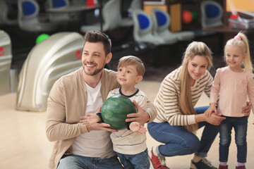 Canvas Print - Family having fun at bowling club