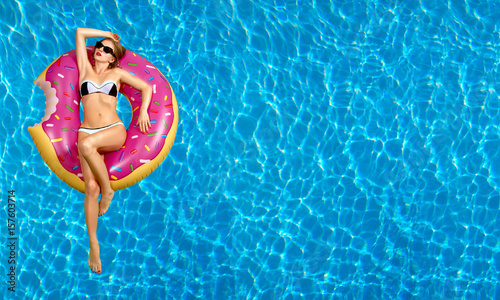 kobieta-w-bikini-na-nadmuchiwanym-materacu-w-basenie