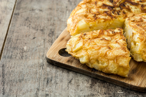 Fotomural Traditional spanish omelette on wooden table
