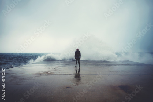 Fotografía Feeling of freedom, back view of adult man standing on pier facing to the sea wi