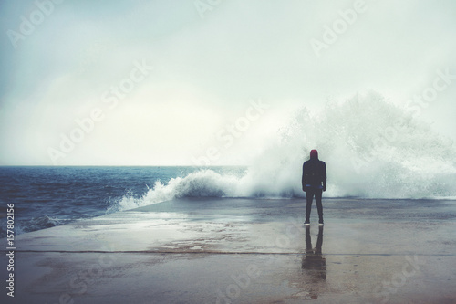 Cuadros en Lienzo Feeling of freedom, back view of adult man standing on pier facing to the sea wi
