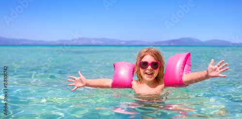 Plakat Szczęśliwa dziewczynka gra w morzu