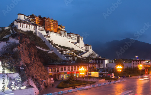 Fotomural Potala Palace in Lhasa, the former residence of the Dalai Lama, Tibet, China, Asia, night horizontal view