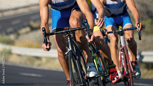 Dekoracja na wymiar  zawody-rowerowe-sportowcy-rowerzysci-jezdzacy-w-wyscigu-z-duza-predkoscia