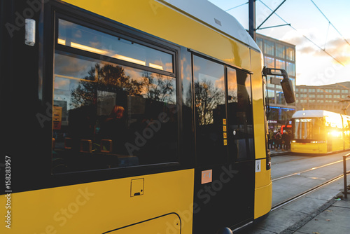 Foto Yellow tram on the streets of Berlin