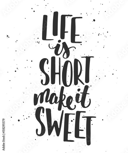 life-is-short-make-it-sweet-motywujacy-cytat-na-jasnym-tle
