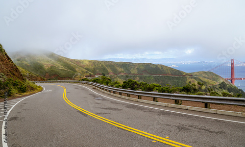 Plakat Panoramiczna trasa na wzgórzach Golden Gate National Recreation area w San Francisco - SAN FRANCISCO - KALIFORNIA - 18 kwietnia 2017