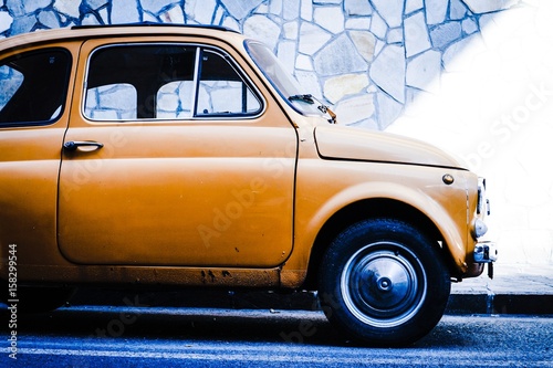 Obraz w ramie Żółty stary mały samochód