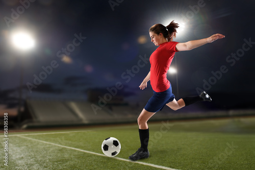 Plakat Młoda kobieta gra w piłkę nożną