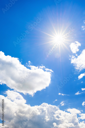 Plakat Niebieskie niebo z słońcem i chmurami