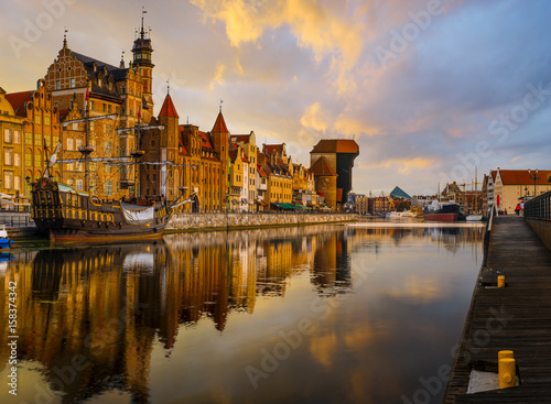 Plakat kolorowe gotyckie fasady starego miasta w Gdańsku, Polska, na zachód słońca