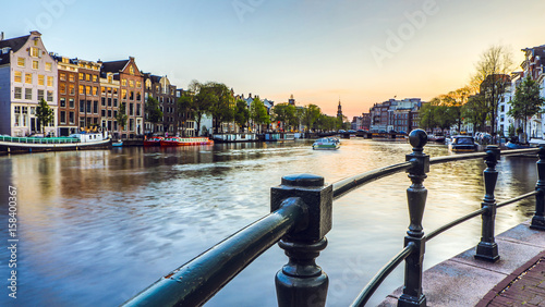 najbardziej-znane-kanaly-i-bulwary-miasta-amsterdam-podczas-zachodu-slonca-ogolny-widok-na-panorame-miasta-i-tradycyjna-holenderska-architekture