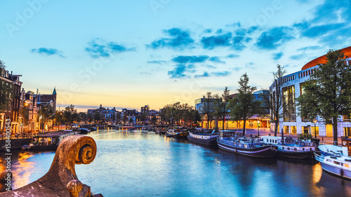 ogolny-widok-na-panorame-miasta-i-tradycyjna-holenderska-architekture-wieczor-w-amsterdamie