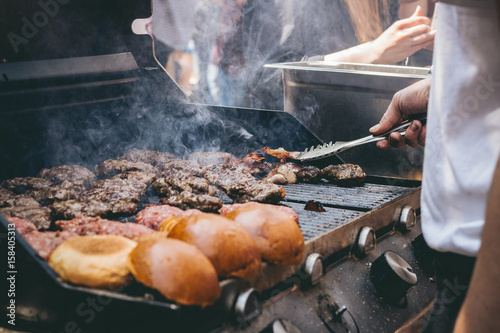 Zdjęcie XXL Gotowanie pyszne soczyste mięso hamburgery i bułeczki z grilla