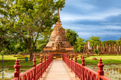 Fotografie, Obraz Amazing bridge to Wat Sa Si (temple) in Sukhothai Historical Park, Thailand