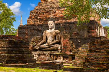 Wall Mural - Big Buddha statue at Wat Mahathat (temple). Sukhothai Historical Park, Thailand. Unesco World Heritage Site