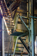 Escalier de métal dans une usine abandonnée