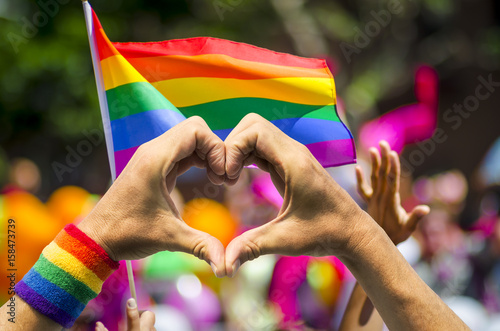Fotografía Hands making heart sign in front of rainbow flag