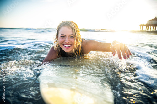 Dekoracja na wymiar  kobieta-surfujaca