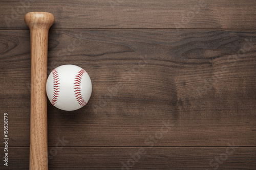 Plakat zbliżenie kijem baseballowym i piłkę na drewnianym stole z miejsca kopiowania