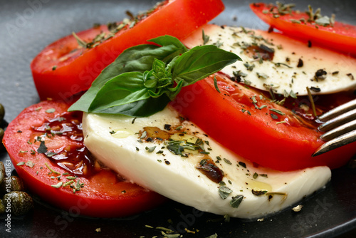 Fotografie, Obraz Insalata Caprese, Tomaten Mozzarella, auf Teller, Nahaufnahme, Foodstyling