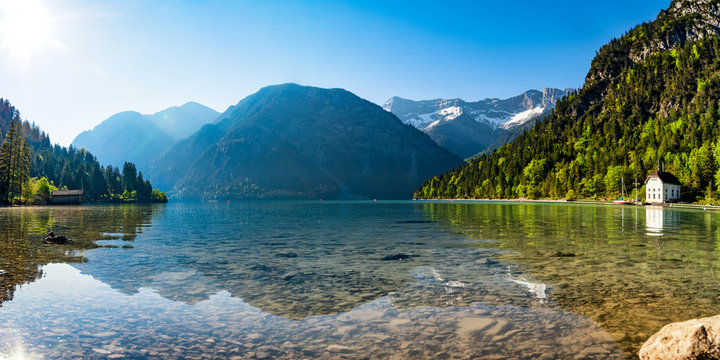 Bergsee Panorama mit Bergen und Spiegelung im See am morgen