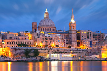 Fototapete - Valletta Skyline from Sliema with church of Our Lady of Mount Carmel and St. Paul's Anglican Pro-Cathedral during evening blue hour, Valletta, Capital city of Malta