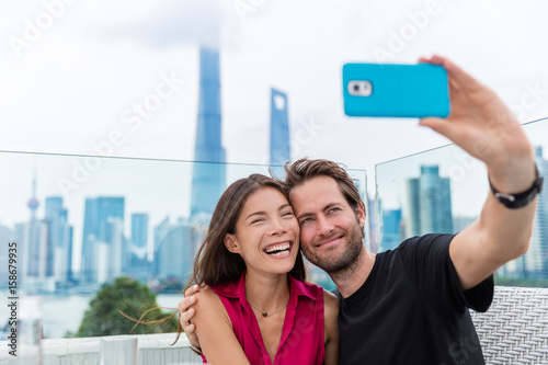 Εκτύπωση καμβά Happy couple taking travel selfie in Shanghai