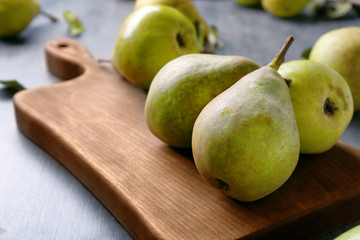 Wall Mural - Fresh pears with cutting board on grey background